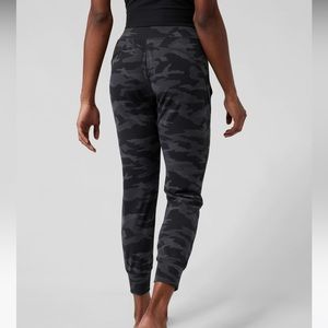 athleta black grey salutation camo jogger xs